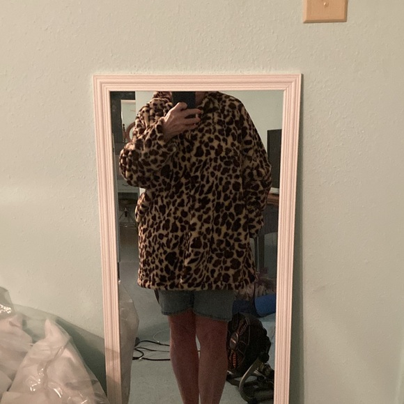 SeekMe Women’s Faux Leopard Fur Coat - Picture 8 of 9